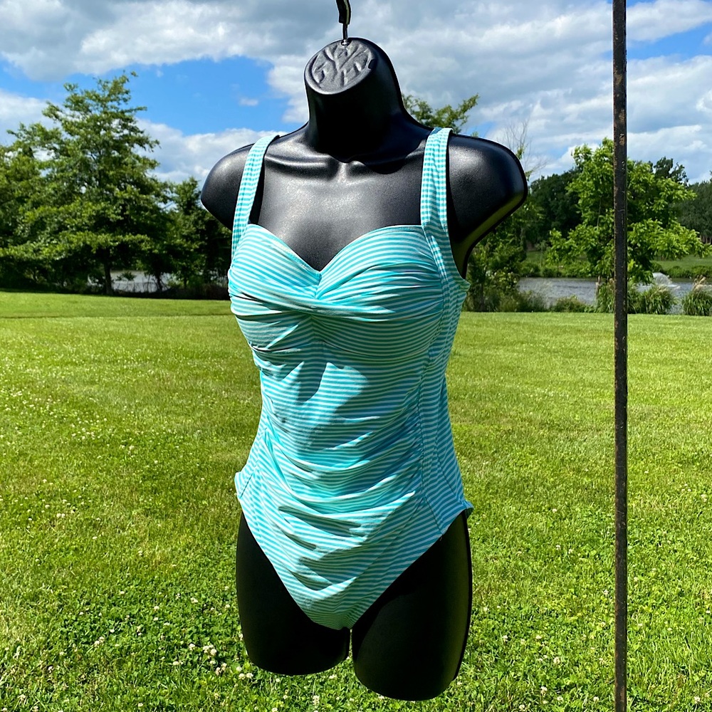 NWOT *MULTI CUP* SWIMSUIT SIZE 8